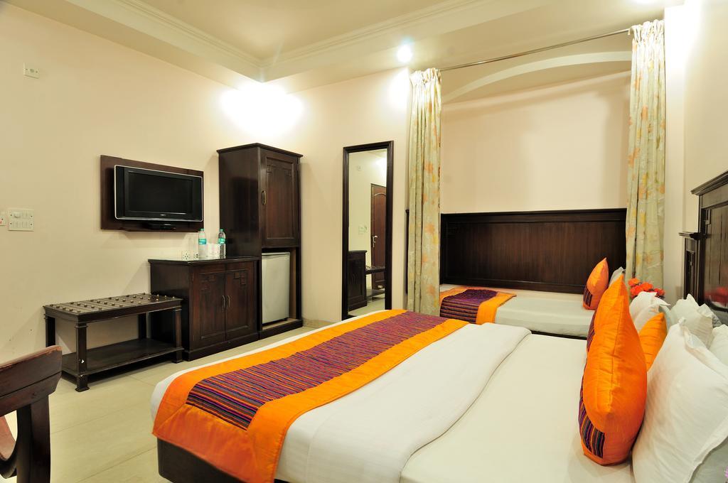Hotel Legend - Walk-In From New Delhi Railway Station Neu-Delhi Zimmer foto